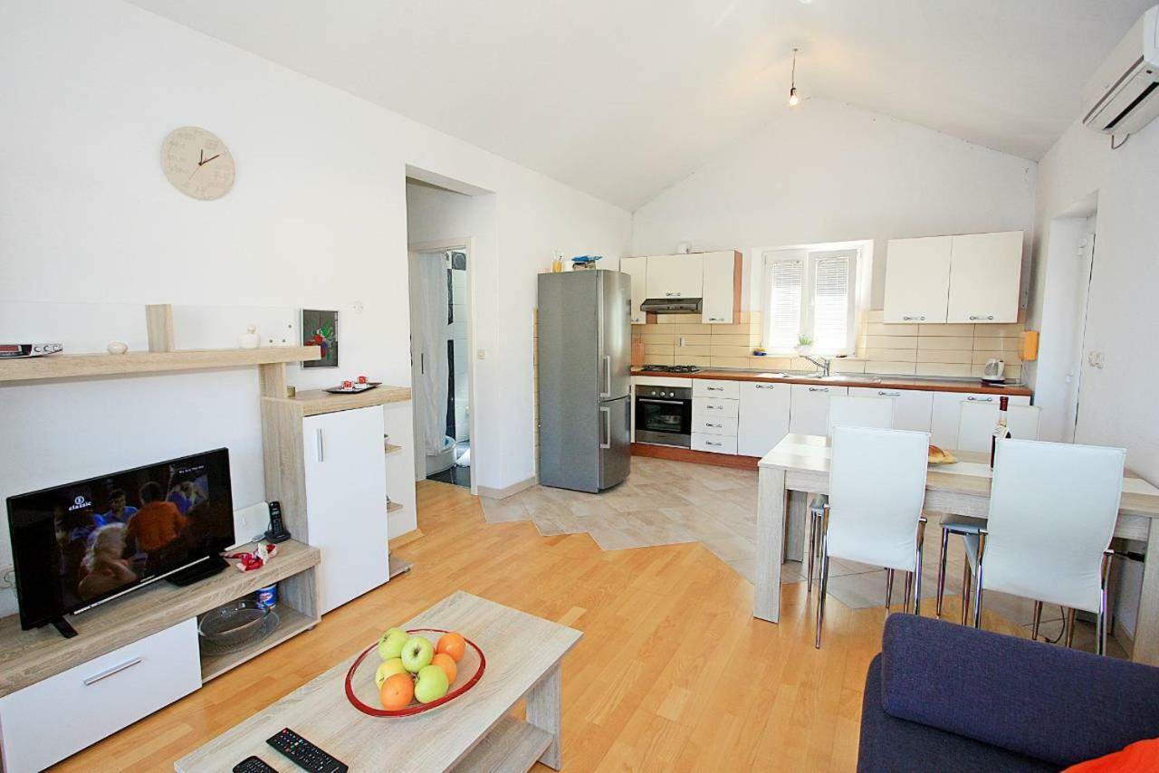 Apartmani Nila Pucisca Exteriér fotografie